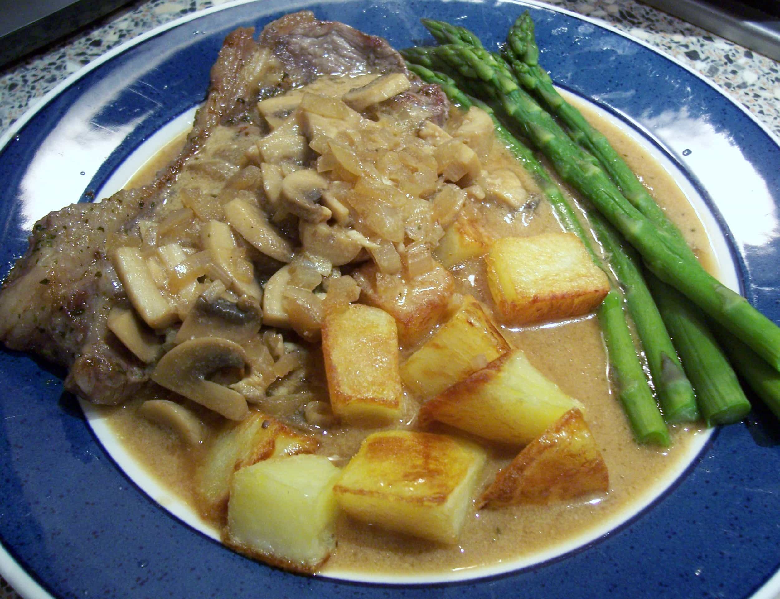 100_3261 Steak with a creamy mushroom and whisky sauce with potatoes and asparagus