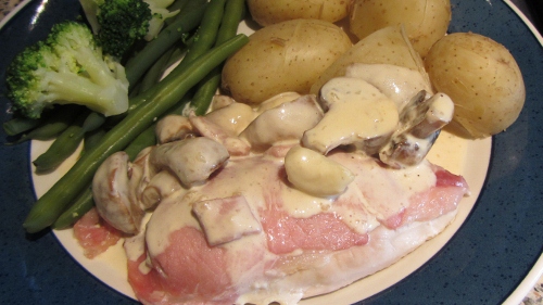 007 (500x281) chicken topped with bacon in a creamy mushroom bacon sauce with potatoes, broccoli and green beans.