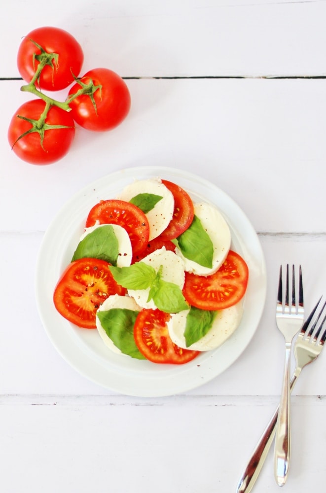 Caprese salad with forks