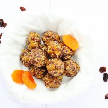 Snack balls with coconut, apricot and sultanas